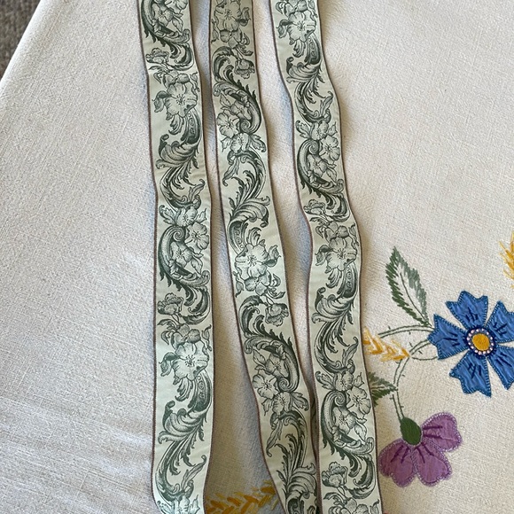 Very old tapestry/jacquard ribbon cream/ecru color w green floral motif, 1.5 yds - Picture 2 of 6